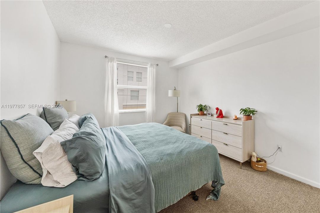 For Sale: $450,000 (2 beds, 2 baths, 1024 Square Feet)