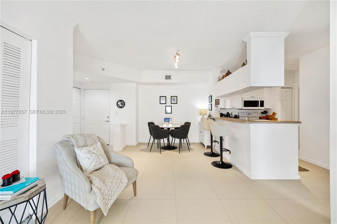 For Sale: $450,000 (2 beds, 2 baths, 1024 Square Feet)