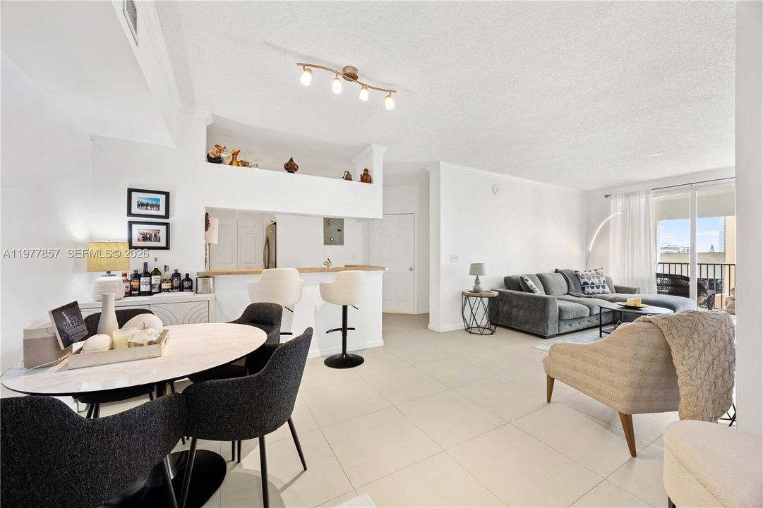 For Sale: $450,000 (2 beds, 2 baths, 1024 Square Feet)