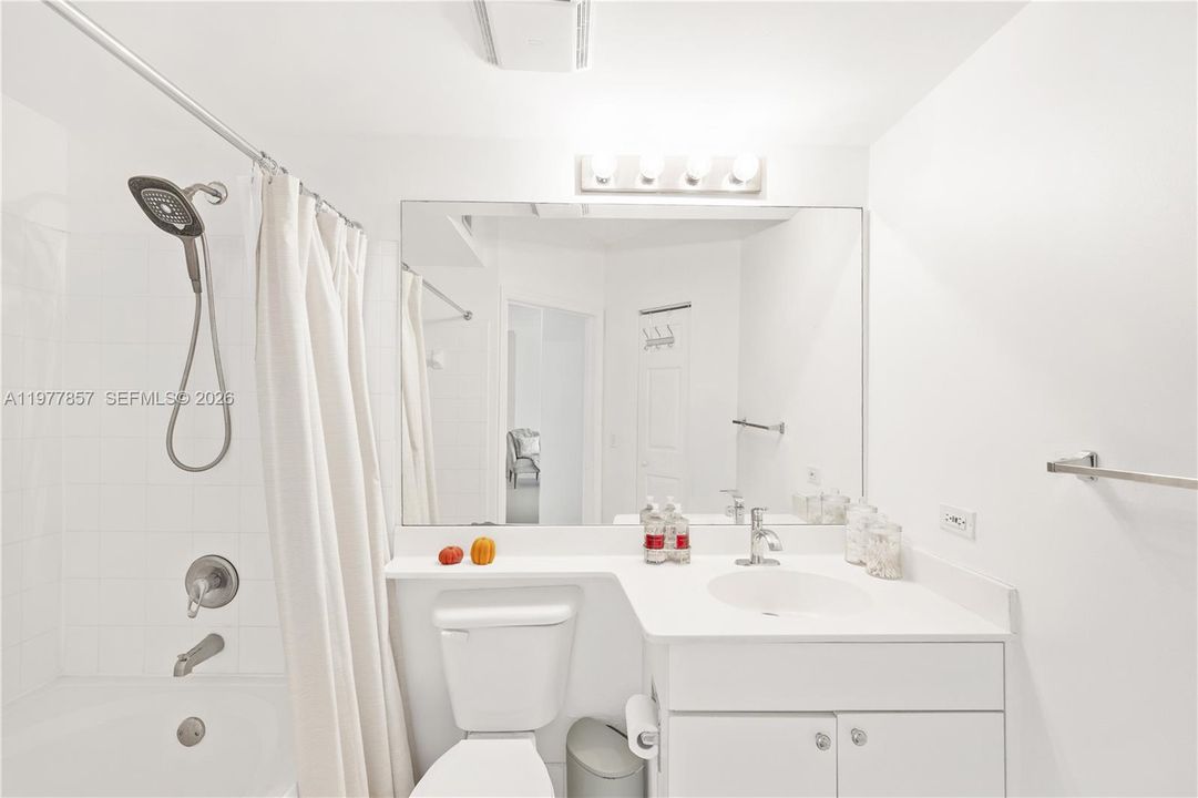 For Sale: $450,000 (2 beds, 2 baths, 1024 Square Feet)