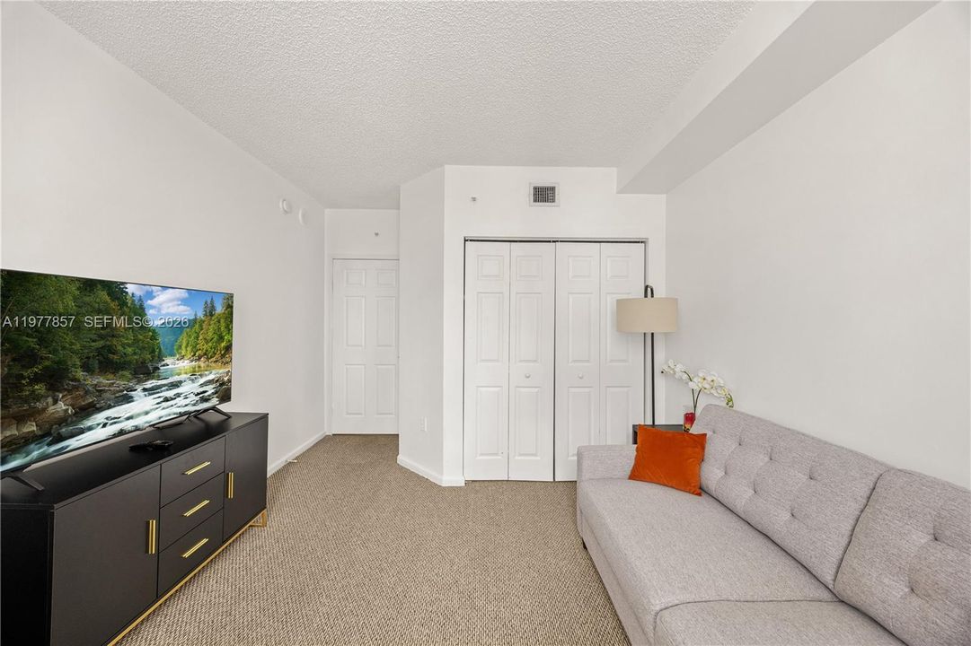 For Sale: $450,000 (2 beds, 2 baths, 1024 Square Feet)