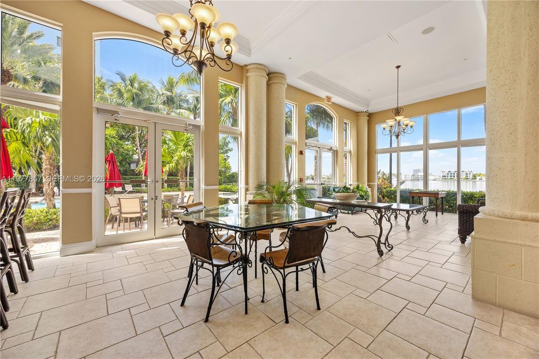 For Sale: $450,000 (2 beds, 2 baths, 1024 Square Feet)