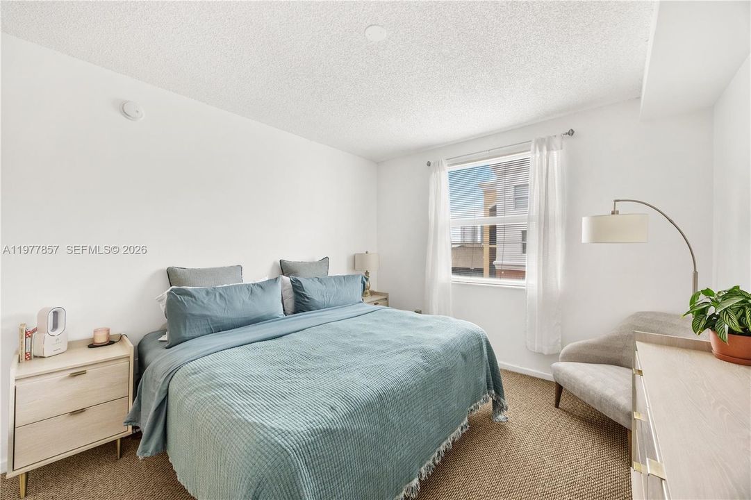 For Sale: $450,000 (2 beds, 2 baths, 1024 Square Feet)