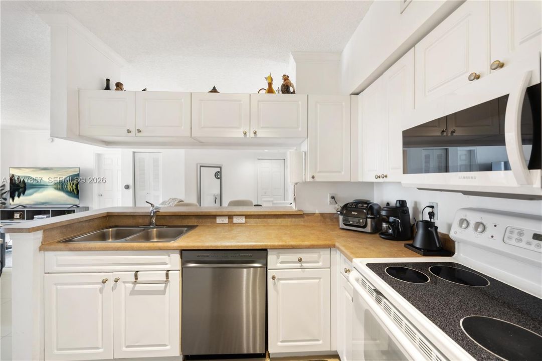 For Sale: $450,000 (2 beds, 2 baths, 1024 Square Feet)