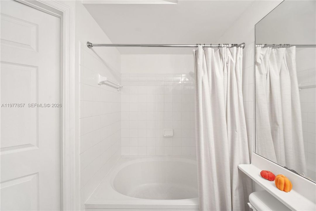 For Sale: $450,000 (2 beds, 2 baths, 1024 Square Feet)