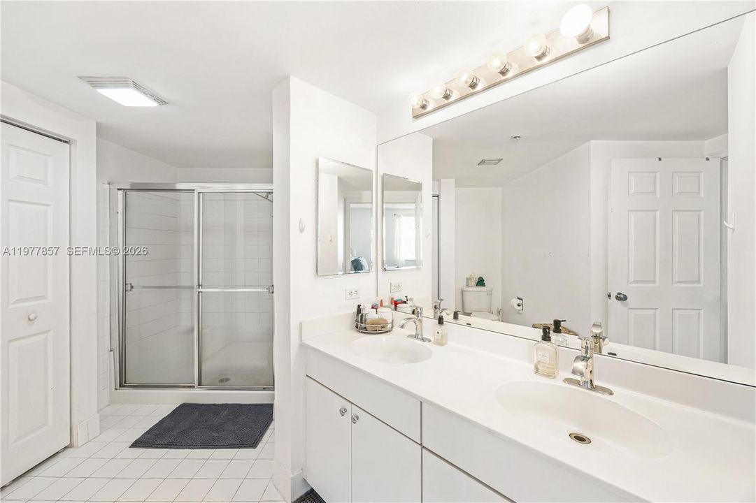 For Sale: $450,000 (2 beds, 2 baths, 1024 Square Feet)