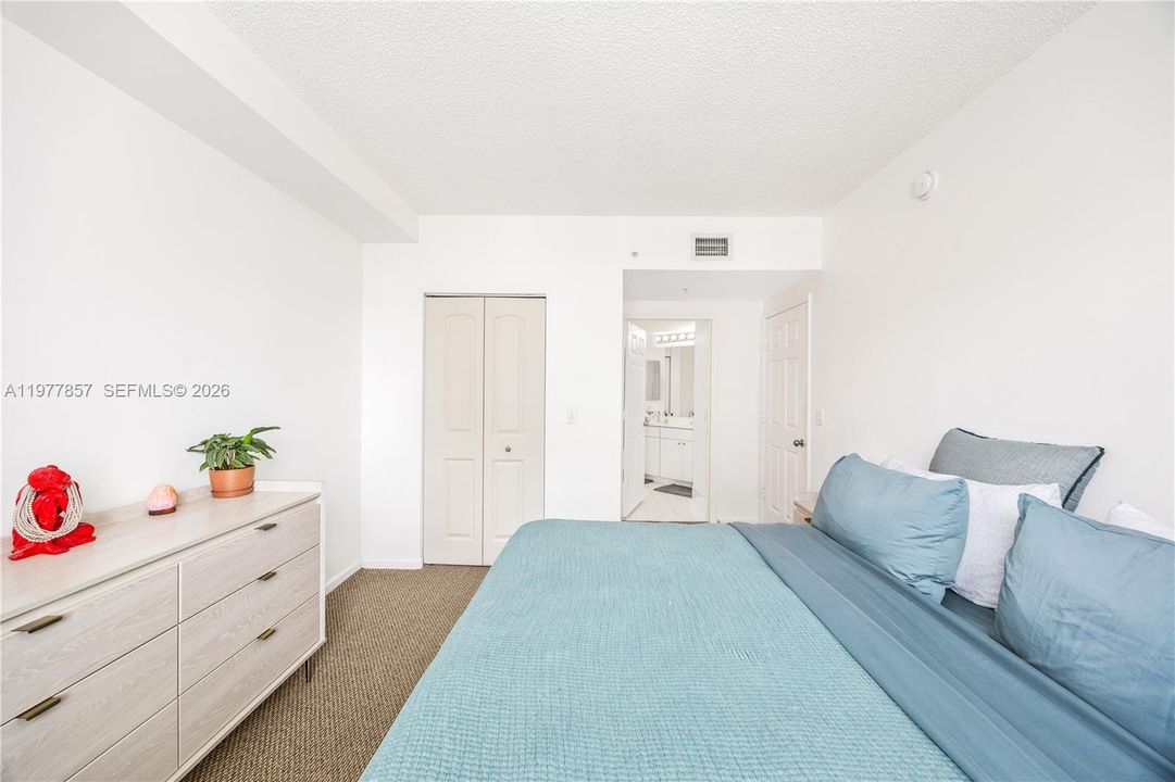 For Sale: $450,000 (2 beds, 2 baths, 1024 Square Feet)