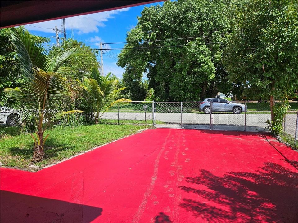 Activo con contrato: $240,000 (3 camas, 1 baños, 880 Pies cuadrados)