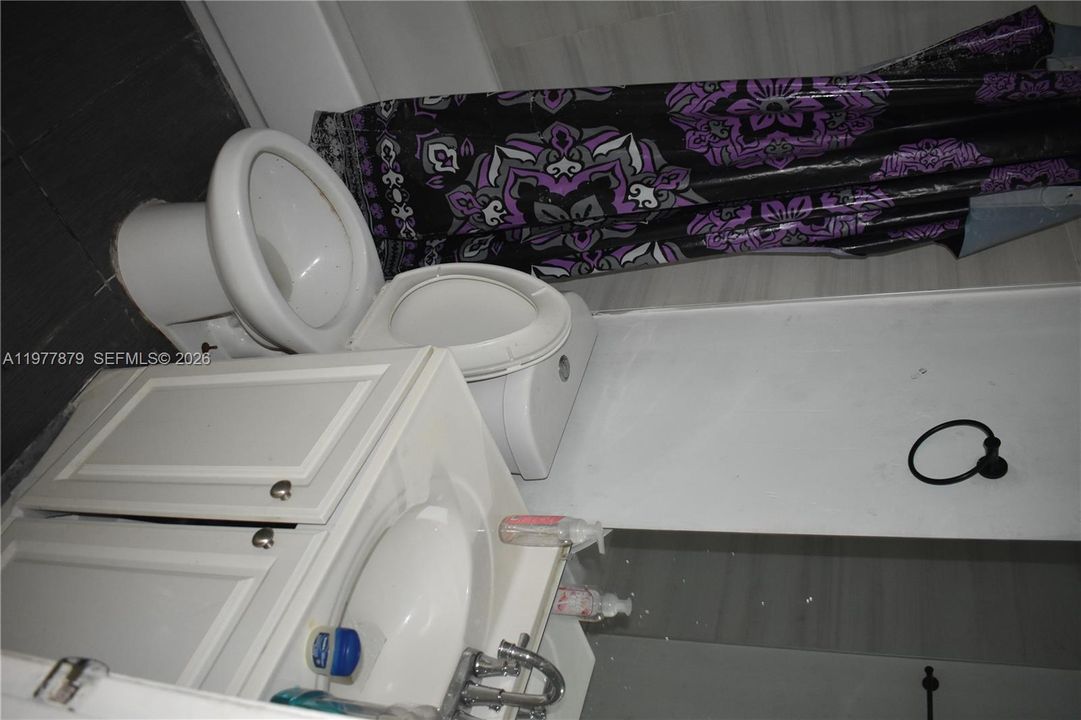Activo con contrato: $240,000 (3 camas, 1 baños, 880 Pies cuadrados)