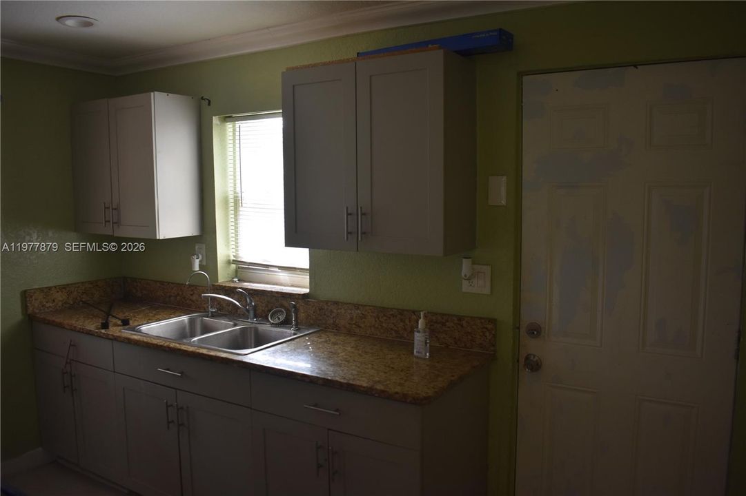 Activo con contrato: $240,000 (3 camas, 1 baños, 880 Pies cuadrados)