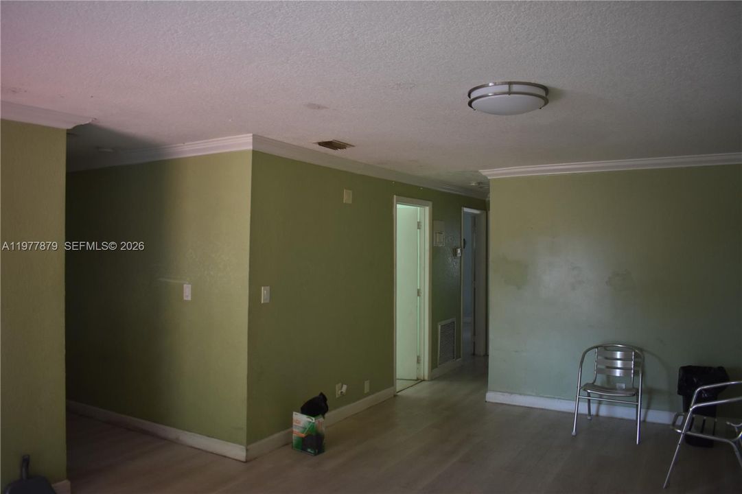 Activo con contrato: $240,000 (3 camas, 1 baños, 880 Pies cuadrados)