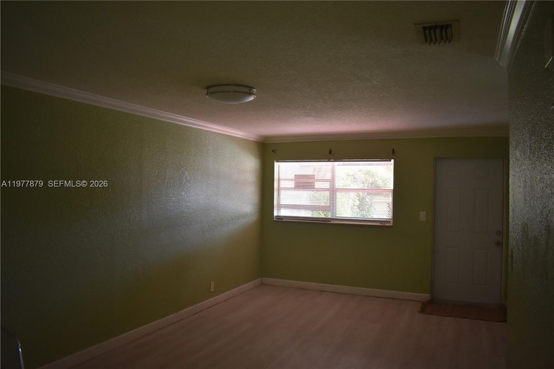 Activo con contrato: $240,000 (3 camas, 1 baños, 880 Pies cuadrados)