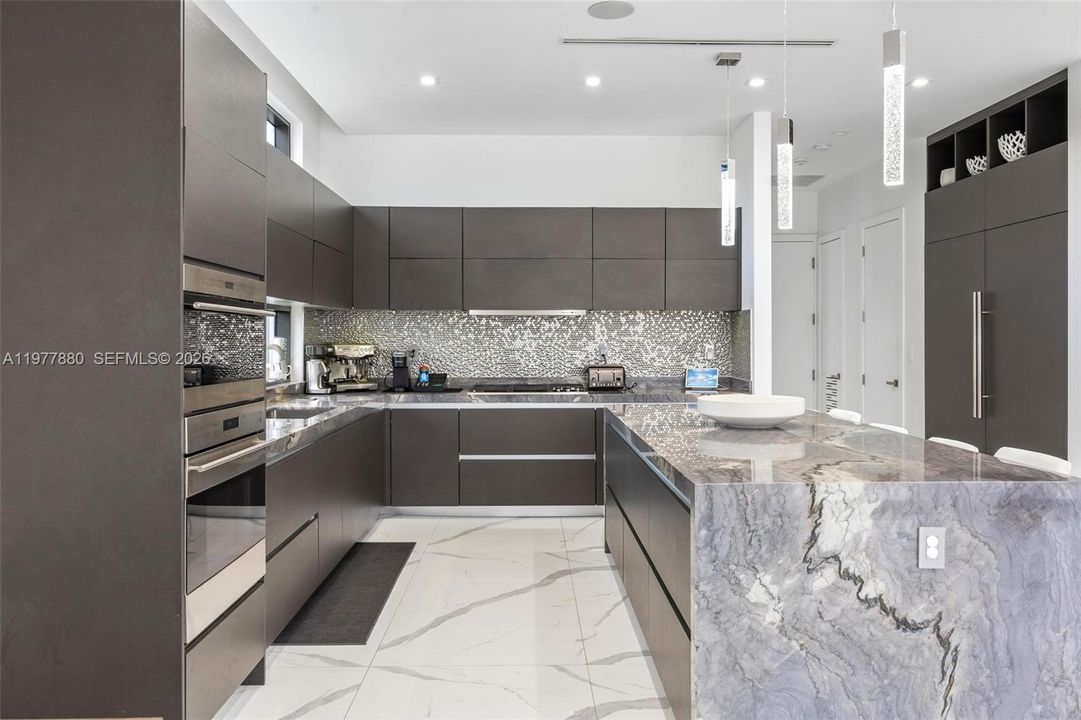 For Rent: $75,000 (6 beds, 7 baths, 5700 Square Feet)