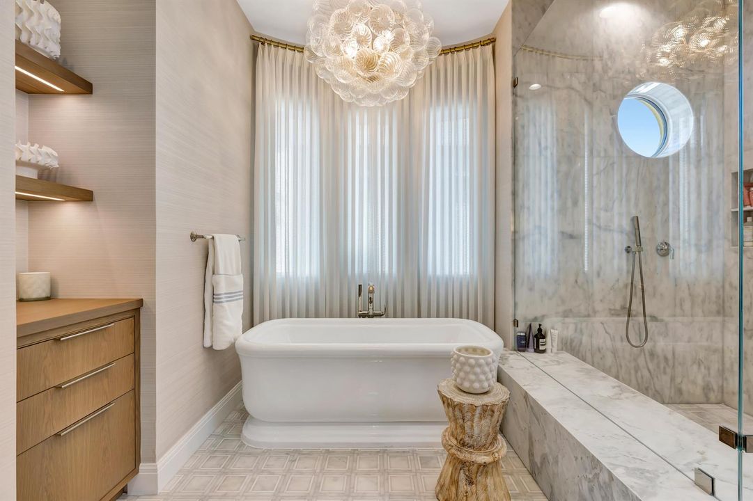 Soaking tub
