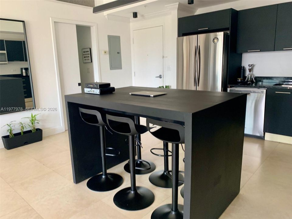 For Sale: $645,000 (2 beds, 2 baths, 1088 Square Feet)