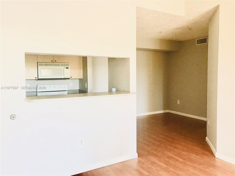 合同活跃: $1,850 (1 贝兹, 1 浴室, 730 平方英尺)
