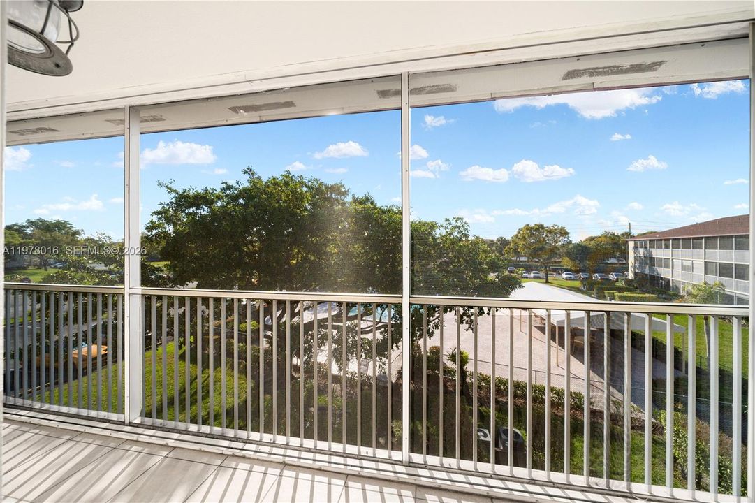 For Sale: $140,000 (2 beds, 1 baths, 954 Square Feet)