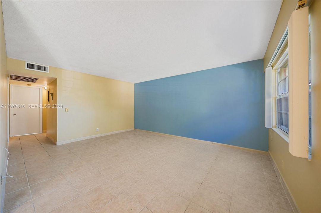 For Sale: $140,000 (2 beds, 1 baths, 954 Square Feet)