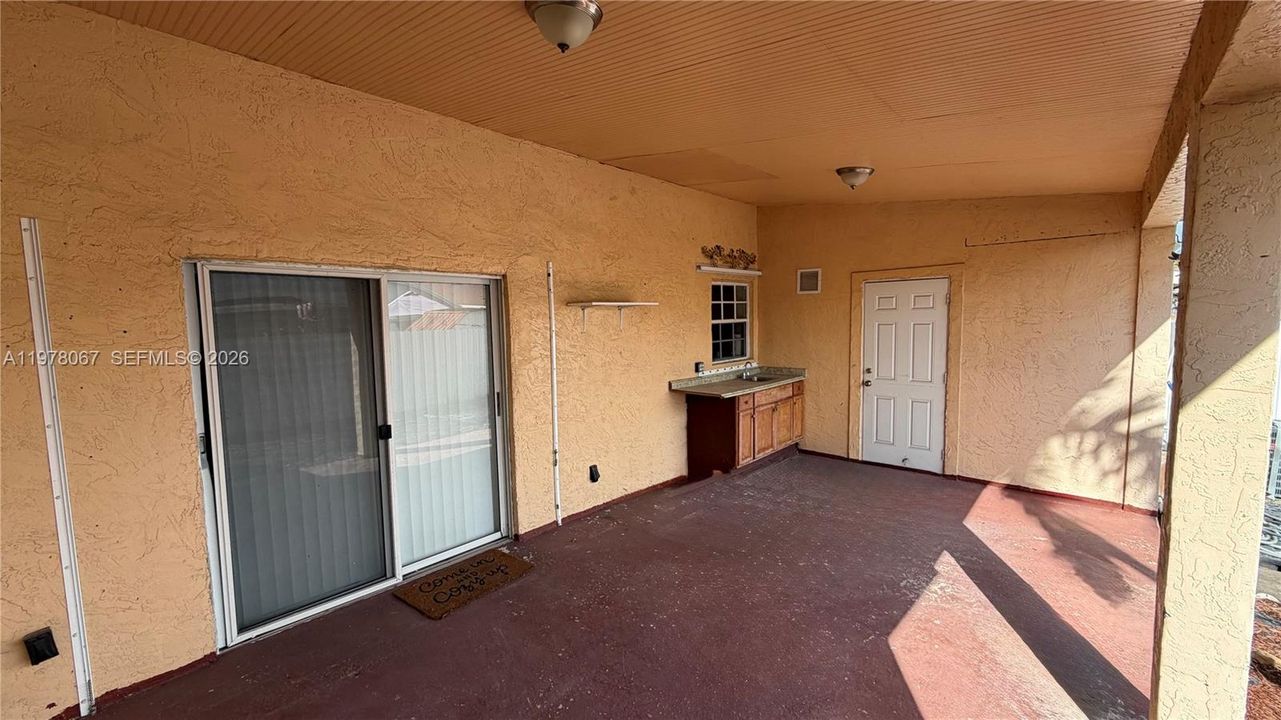 Large covered entertainment area terrace/patio
