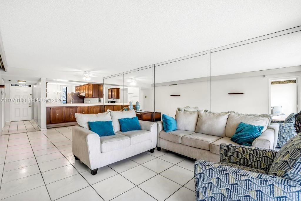 Vendido Recientemente: $170,000 (2 camas, 2 baños, 1090 Pies cuadrados)