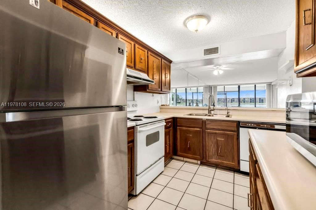 Vendido Recientemente: $170,000 (2 camas, 2 baños, 1090 Pies cuadrados)