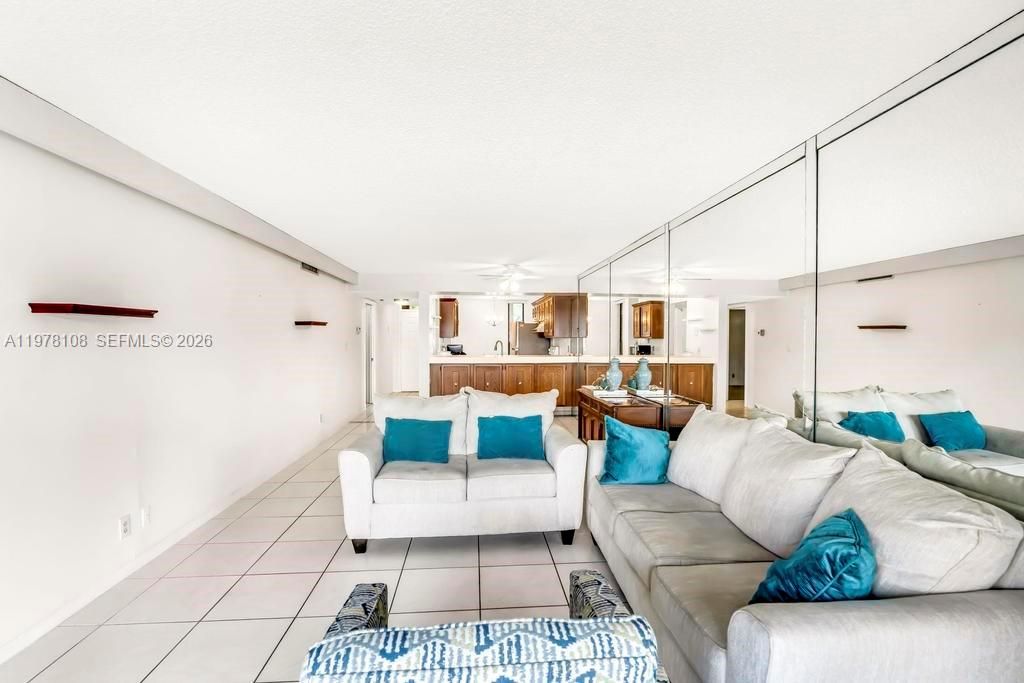 Vendido Recientemente: $170,000 (2 camas, 2 baños, 1090 Pies cuadrados)