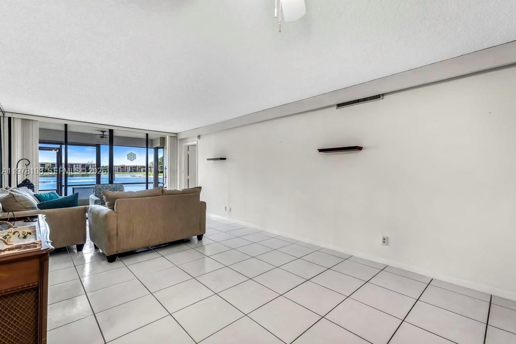 Vendido Recientemente: $170,000 (2 camas, 2 baños, 1090 Pies cuadrados)