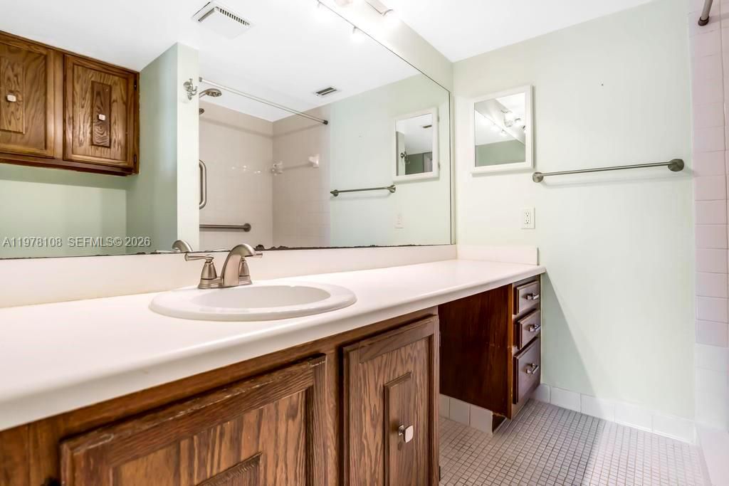 Vendido Recientemente: $170,000 (2 camas, 2 baños, 1090 Pies cuadrados)