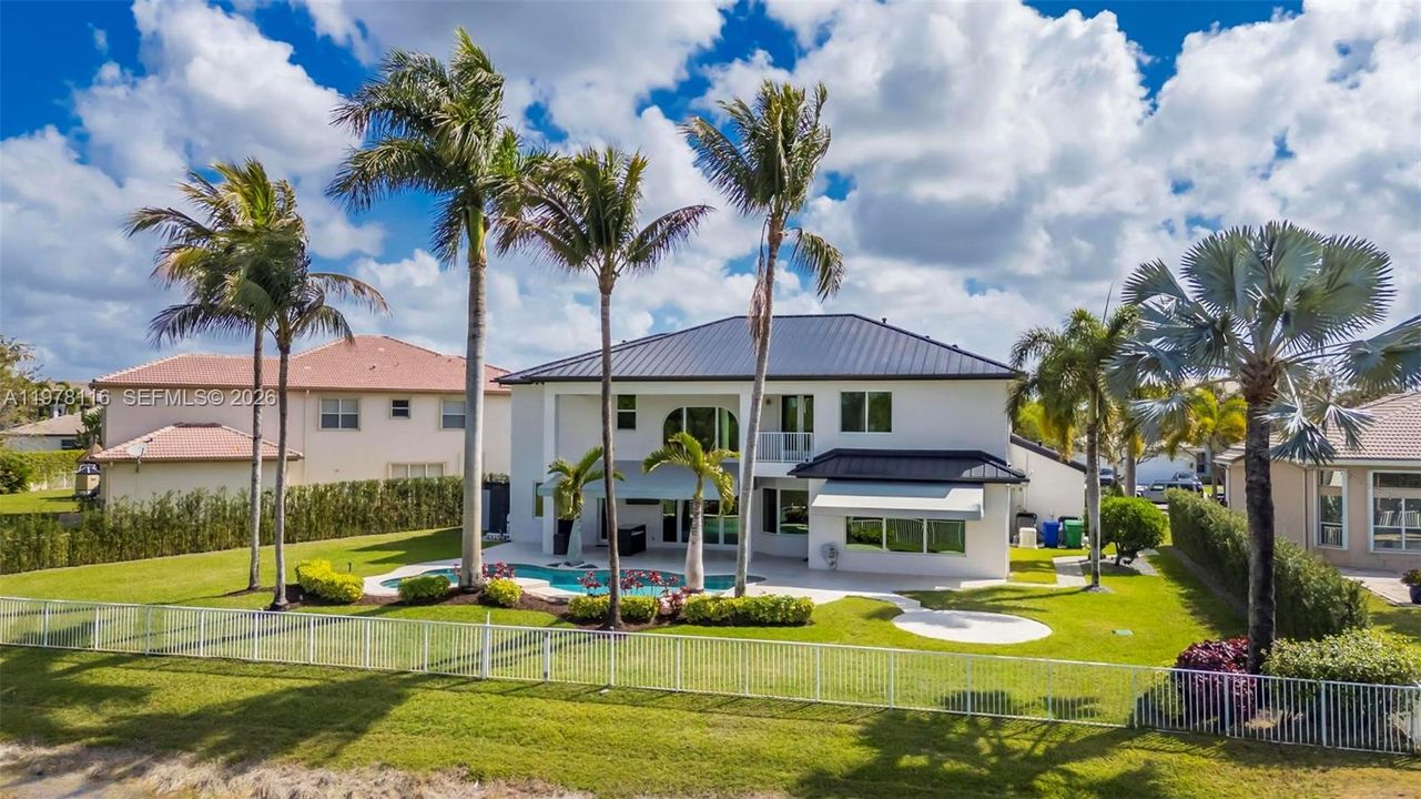Vendido Recientemente: $1,990,000 (6 camas, 4 baños, 4264 Pies cuadrados)