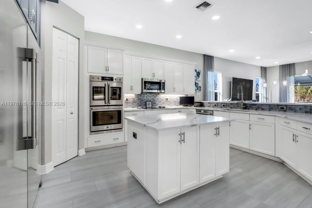Vendido Recientemente: $1,990,000 (6 camas, 4 baños, 4264 Pies cuadrados)