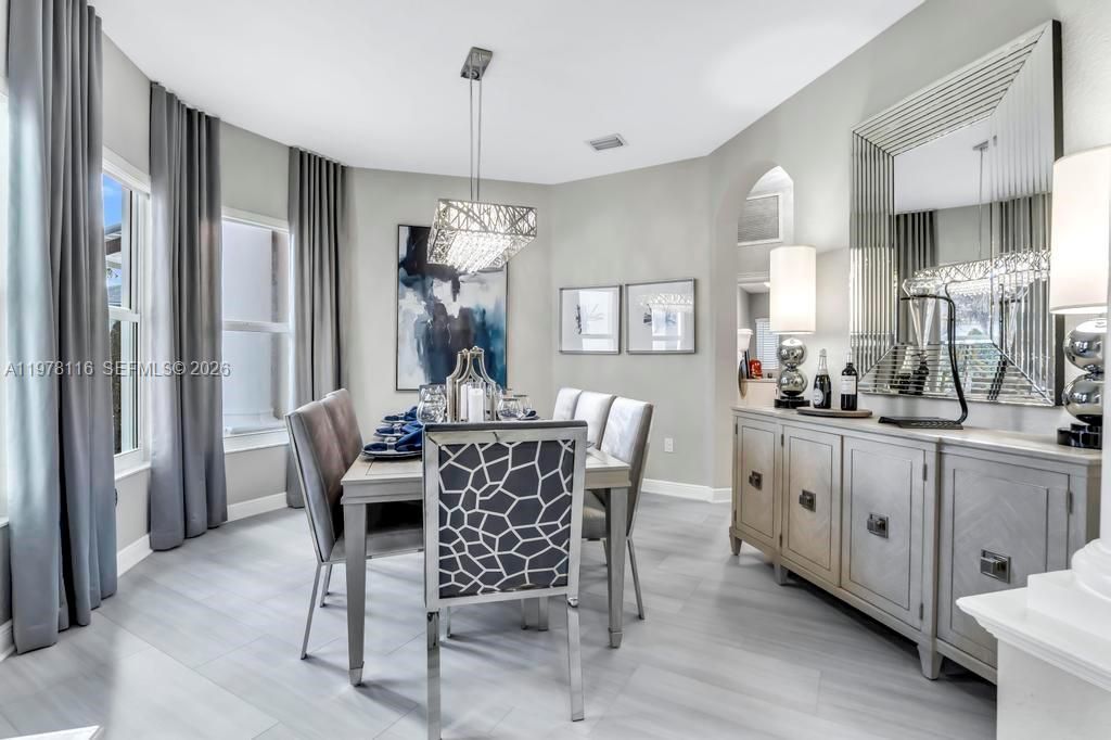 Vendido Recientemente: $1,990,000 (6 camas, 4 baños, 4264 Pies cuadrados)