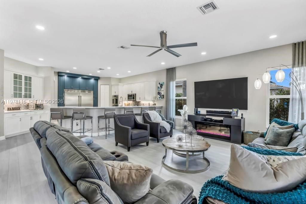 Vendido Recientemente: $1,990,000 (6 camas, 4 baños, 4264 Pies cuadrados)