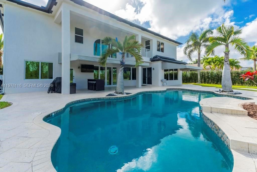 Vendido Recientemente: $1,990,000 (6 camas, 4 baños, 4264 Pies cuadrados)