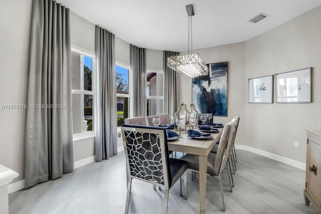 Vendido Recientemente: $1,990,000 (6 camas, 4 baños, 4264 Pies cuadrados)