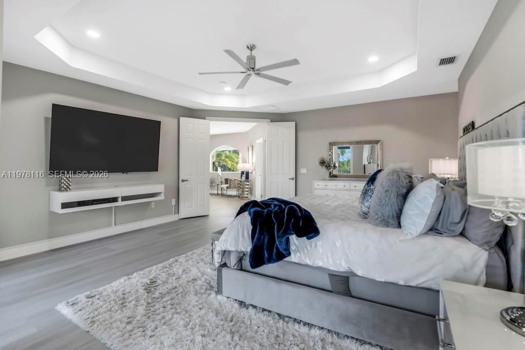 Vendido Recientemente: $1,990,000 (6 camas, 4 baños, 4264 Pies cuadrados)