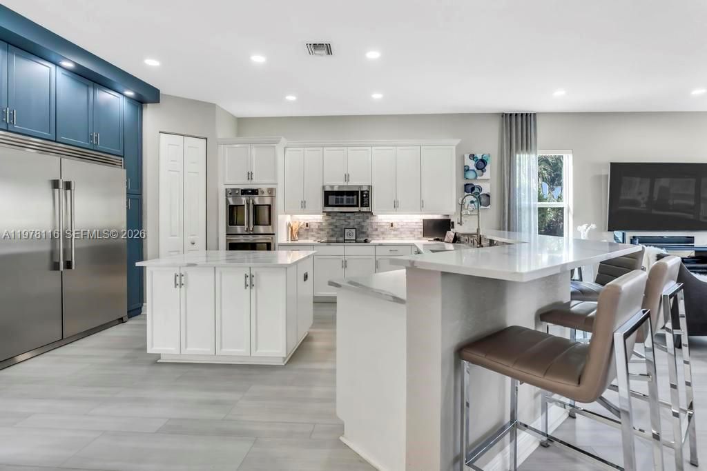 Vendido Recientemente: $1,990,000 (6 camas, 4 baños, 4264 Pies cuadrados)