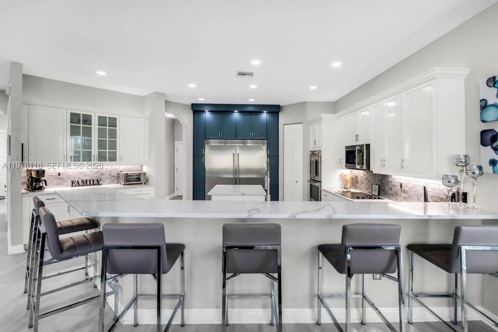 Vendido Recientemente: $1,990,000 (6 camas, 4 baños, 4264 Pies cuadrados)