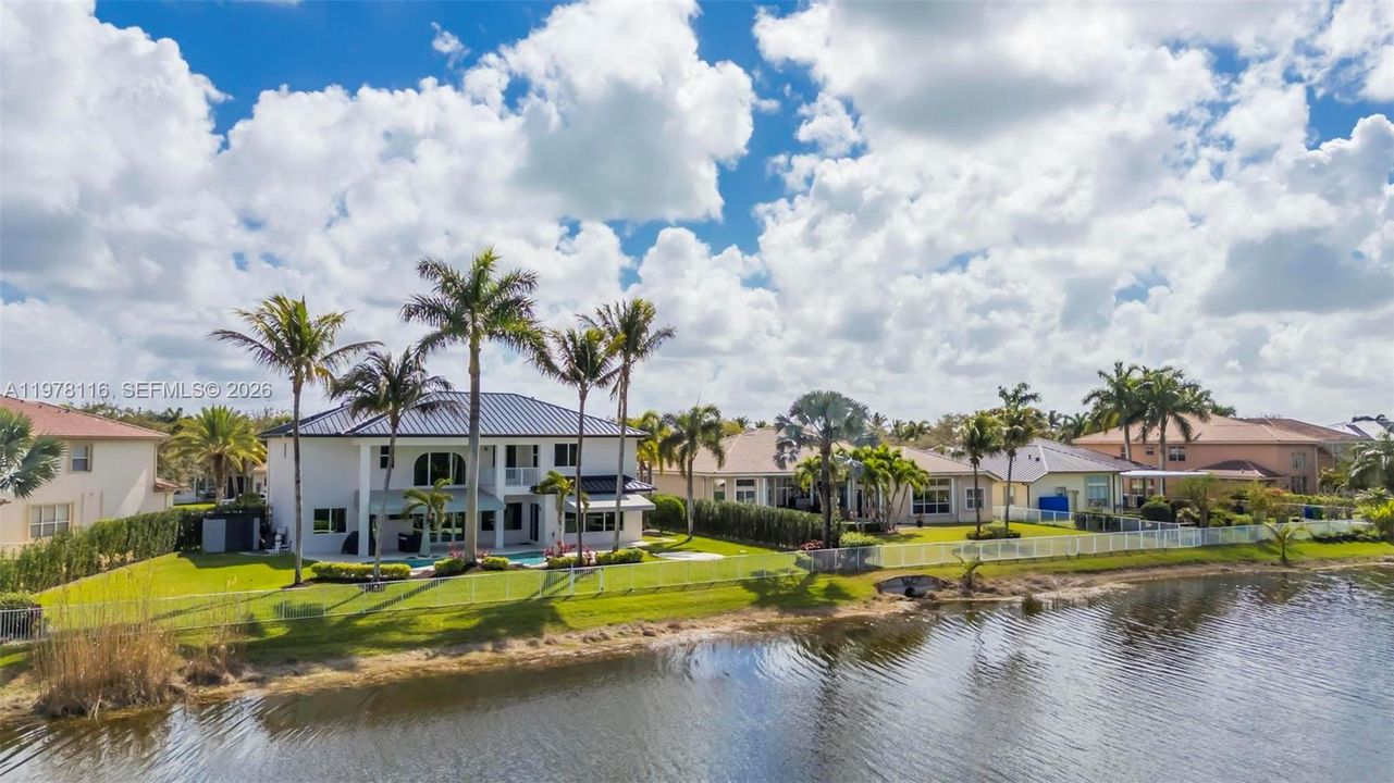 Vendido Recientemente: $1,990,000 (6 camas, 4 baños, 4264 Pies cuadrados)