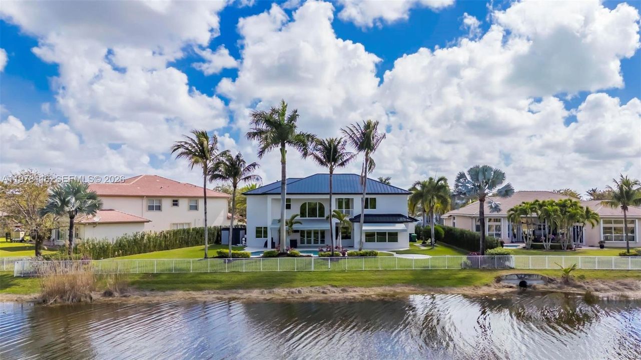 Vendido Recientemente: $1,990,000 (6 camas, 4 baños, 4264 Pies cuadrados)