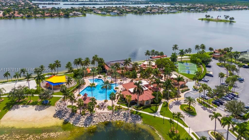 Vendido Recientemente: $1,990,000 (6 camas, 4 baños, 4264 Pies cuadrados)
