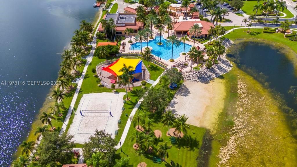 Vendido Recientemente: $1,990,000 (6 camas, 4 baños, 4264 Pies cuadrados)