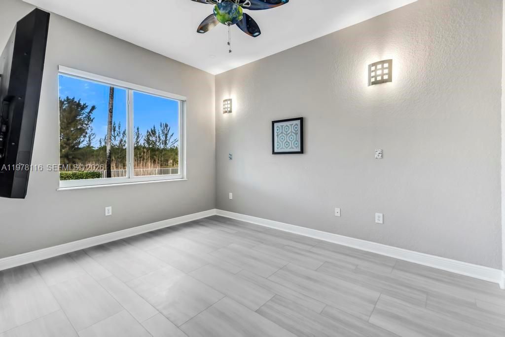 Vendido Recientemente: $1,990,000 (6 camas, 4 baños, 4264 Pies cuadrados)