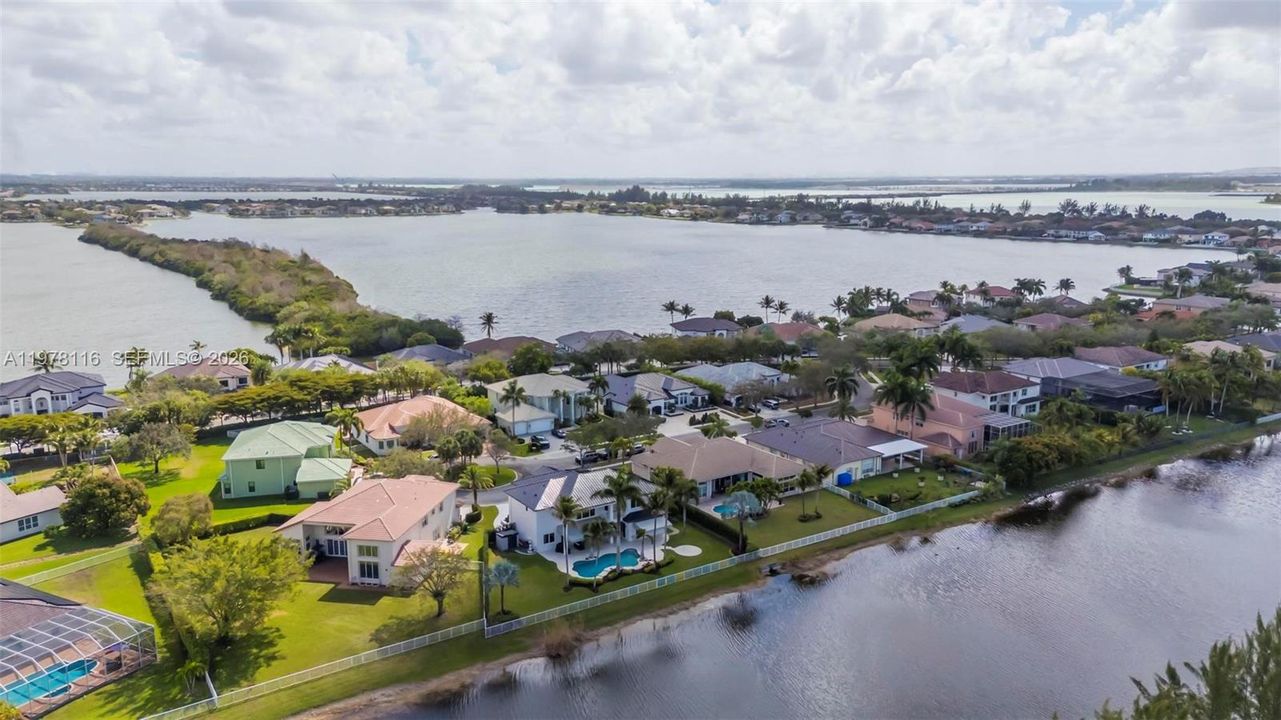 Vendido Recientemente: $1,990,000 (6 camas, 4 baños, 4264 Pies cuadrados)