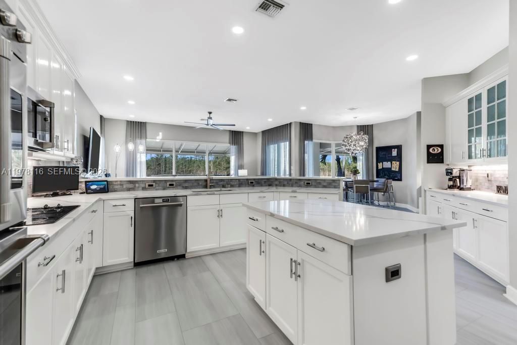 Vendido Recientemente: $1,990,000 (6 camas, 4 baños, 4264 Pies cuadrados)