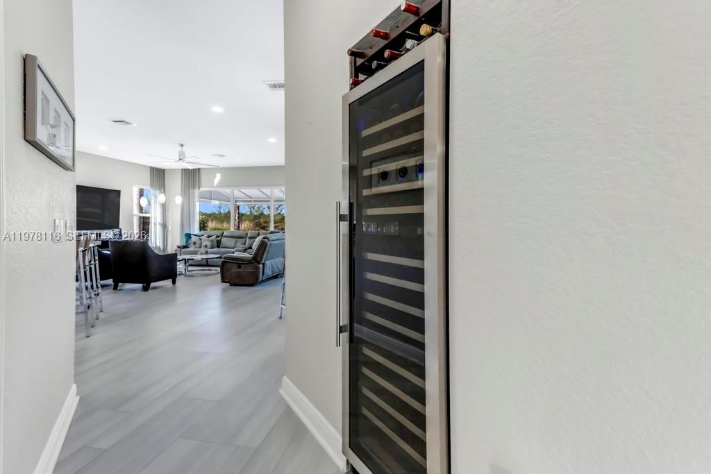 Vendido Recientemente: $1,990,000 (6 camas, 4 baños, 4264 Pies cuadrados)