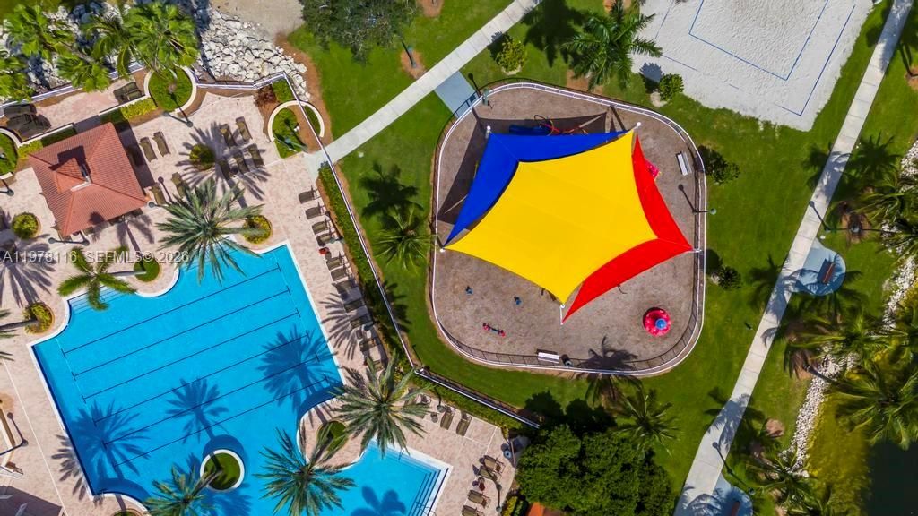 Vendido Recientemente: $1,990,000 (6 camas, 4 baños, 4264 Pies cuadrados)