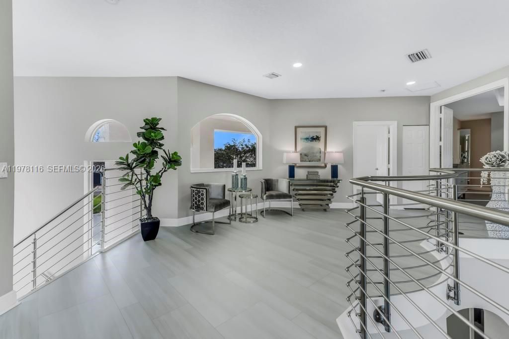 Vendido Recientemente: $1,990,000 (6 camas, 4 baños, 4264 Pies cuadrados)