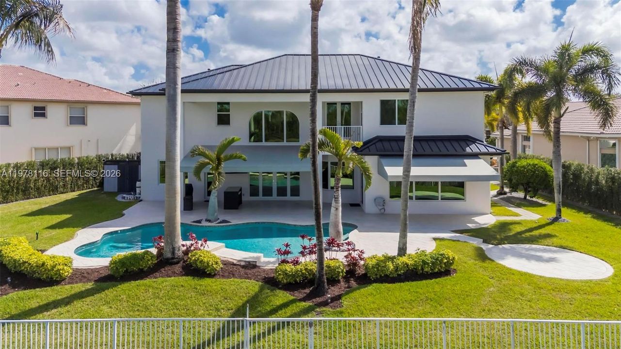 Vendido Recientemente: $1,990,000 (6 camas, 4 baños, 4264 Pies cuadrados)