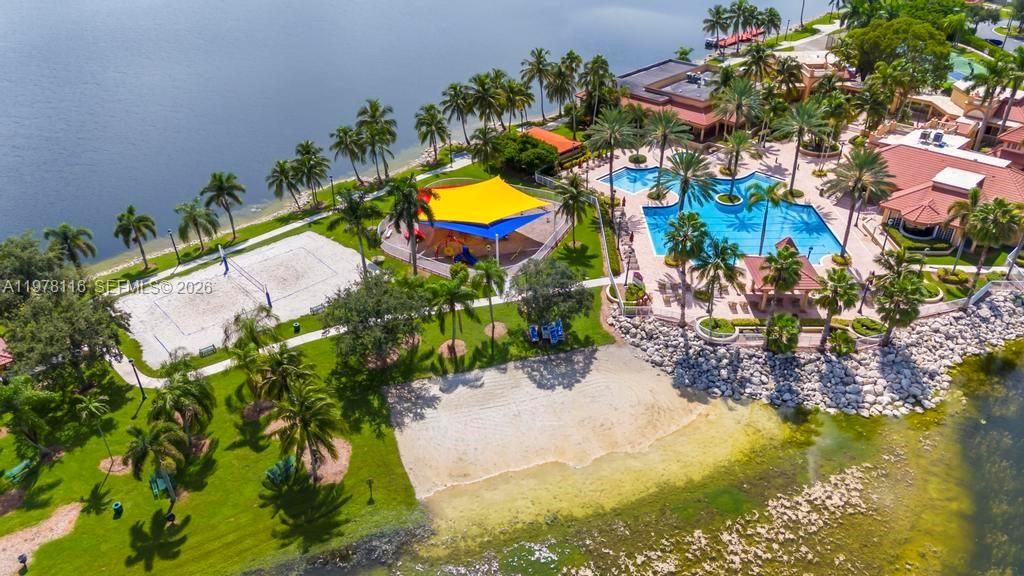 Vendido Recientemente: $1,990,000 (6 camas, 4 baños, 4264 Pies cuadrados)
