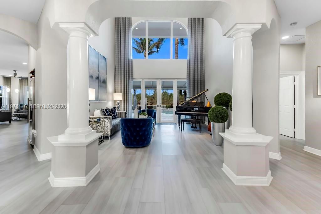 Vendido Recientemente: $1,990,000 (6 camas, 4 baños, 4264 Pies cuadrados)